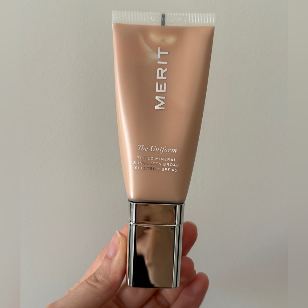 Merit uniform tinted mineral sunscreen - Picture 2 of 7
